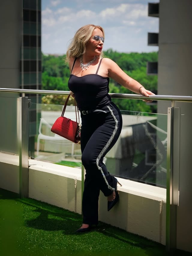 A great pair of jeans is always a wardrobe essential. Loving the elevated details of these Good American diamond jeans available at Saks while taking in the sights of Arlington. Effortless, polished, and easy to style from day to night.Shop through Saks via the link in my bio.@Saks @collable_official #collablecreator #SaksFifthAvenue #Saks #fashion #goodamerican by @bloggerlifestyle90