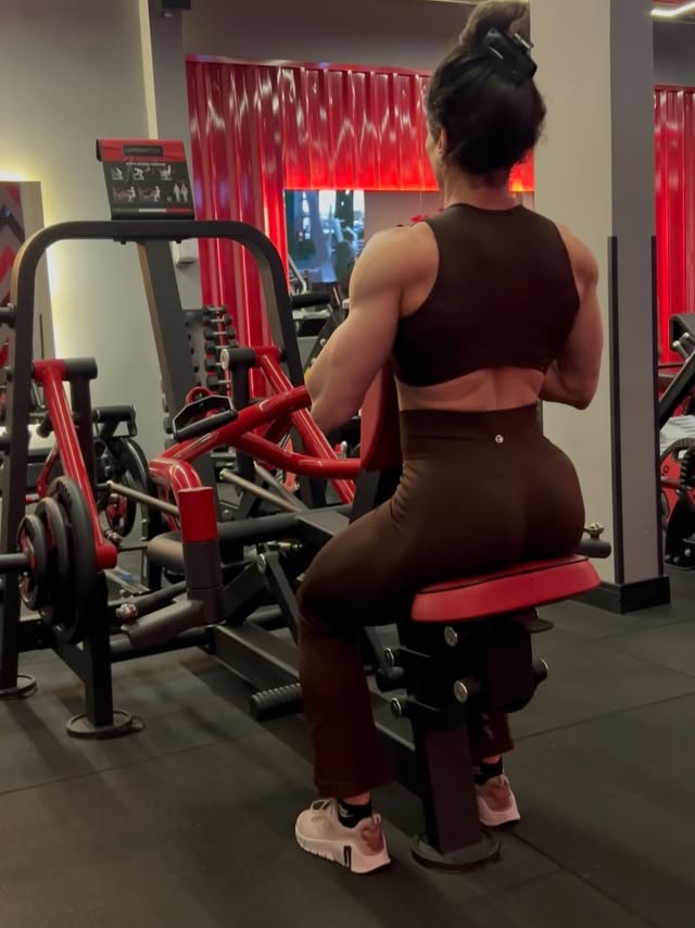 A atleta que sobe ao palco é resultado da mulher que suportou cada desafio da preparação sem abrir mão do seu objetivo!🏆 by @marcelemarquespro