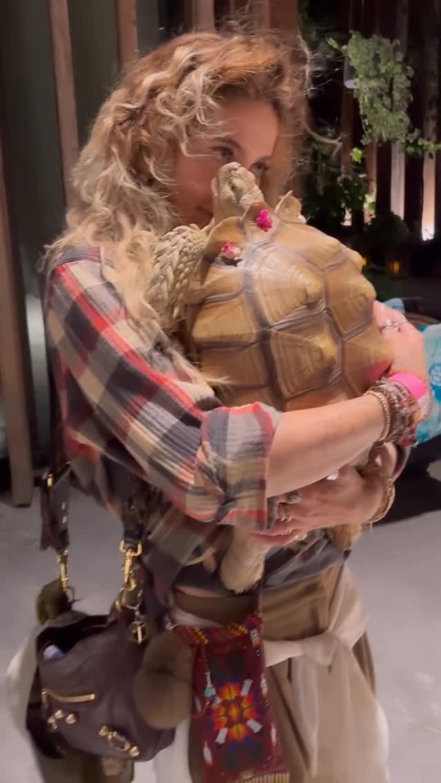 Paris and her new friend 🐢 
.
#parisjackson