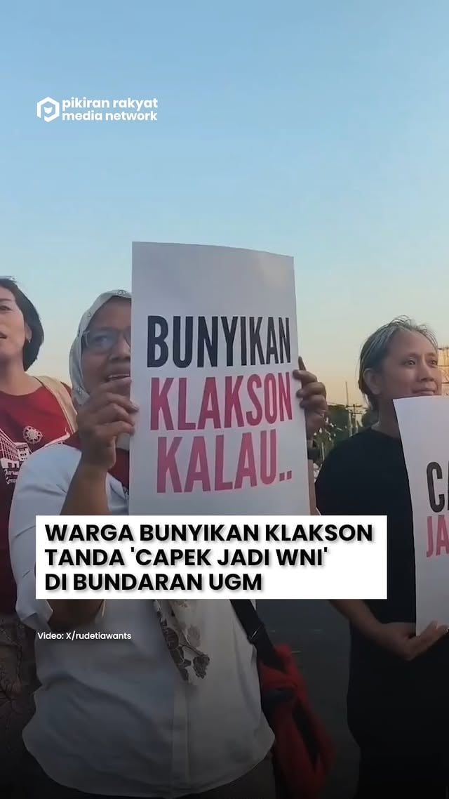 Warga Bunyikan Klakson Tanda 'Capek Jadi WNI' di Bundaran UGM 

Sejumlah pengendara yang membunyikan klakson saat melintas di kawasan Bundaran UGM, Yogyakarta, viral di media sosial. Dalam video yang beredar, suara klakson dari pengendara motor dan mobil bersahutan setelah membaca tulisan dari poster-poster di tepi jalan.

Aksi spontan itu dianggap sebagai humor satir hingga ungkapan kekecewaan terhadap kondisi sosial dan ekonomi.

Dimulai dari Yogyakarta, kota mana lagi yang akan bergerak Capek Jadi WNI ini?