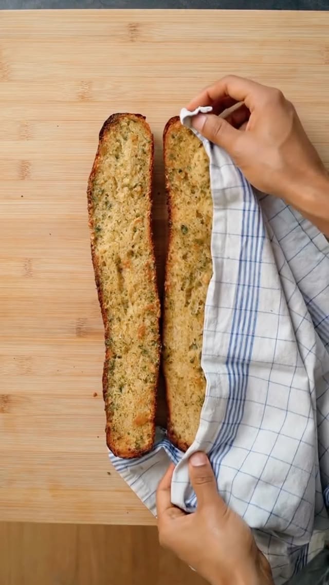 Das darf beim grillen nicht fehlen 🧄🥖*die Methode nennt sich konfieren und nicht konfitieren🍽️Portionen: 6 Knoblauchbrothälften | 🔥Schwierigkeitsgrad: einfach📄ZUTATENCa. 20 kleine KnoblauchzehenEtwas Öl300 g vegane ButterEtwas Salz2 EL frisch gehackte Kräuter3 Baguettebrote👨🏽‍🍳ZUBEREITUNG1. Knoblauchzehen schälen, in eine sehr kleine Auflaufform geben, mit Öl beträufeln und Salz darüber geben. Den Knoblauch ca. 1,5 Stunden bei 120 Grad im vorgeheizten Backofen konfieren (backen).2. In der Zwischenzeit die frischen Kräuter hacken, mit der veganen Butter und etwas Salz in eine große Schüssel geben. Sobald der Knoblauch fertig gebacken ist, dazugeben und dann in der Schüssel mit einer Gabel zerstampfen, während alle Zutaten miteinander vermischt werden.3. Baguettebrote aufschneiden und die Knoblauchbutter gleichmäßig auf ihnen verteilen.4. Die Brote bei 200 Grad 10-15 Minuten ausbacken, bis sie knusprig sind, und genießen!#knoblauchbrot by @veganewunder