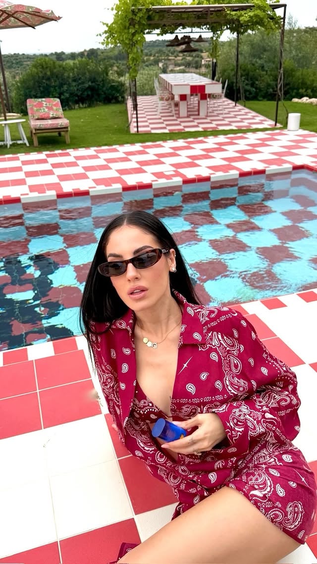 what’s in my Summer bag:
@shiseido #adv
🌞Suncare Clear Stick SPF50+
🎀 Polly’s stuff
🌞Tanning Compact SPF10 “Natural”
💄lip paste
🌞Expert Sun Protector Lotion
🛀 Hair protection
 
#ShiseidoSunSkinCare #ExpertSunProtection