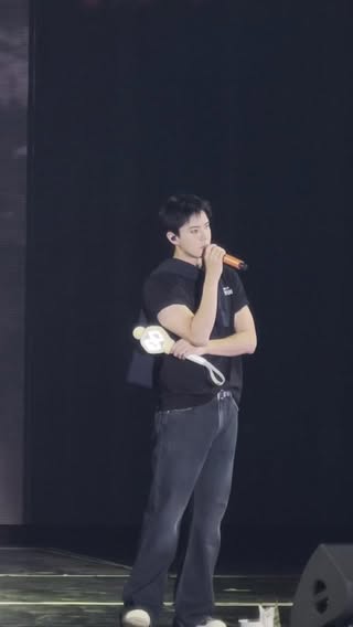 Sehun akan berbicara dengan SM tentang mengadakan konser mereka di tempat yang lebih besar di Indonesia lain kali 🥹

🐥 Kami akan memastikan untuk menyampaikan pesan baik kepada perusahaan agar semua orang bisa hadir (lain kali)! Suho hyung akan benar-benar menjamin ini!
🐰 Janji ya (Ini janji)! 

KELUH KESAH KITA DIDENGER SEHUN 😭😭😭😭😭😭

cr.bukanDWP