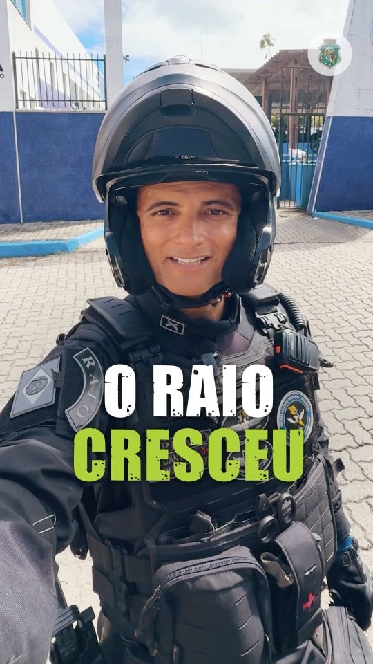 #repost @governodocearaPor dentro da sede do Raio!⚡🏍️O Raio segue crescendo no Ceará e já conta com 82 bases em todas as regiões do estado. Neste vídeo, você conhece os bastidores da corporação, que reúne mais de 3 mil policiais e forma a maior unidade de motopatrulhamento do Brasil.Das reuniões táticas ao videomonitoramento, cada detalhe faz a diferença no trabalho realizado diariamente nas ruas.Assista e compartilhe! 📲#GovernodoCeará #CearáContraoCrime #Segurança#ParaTodoMundoVer: vídeo mostra policial do Raio em diferentes espaços da sede da corporação em Fortaleza. Contém letterings reforçando informações da locução. by @policiamilitardoceara