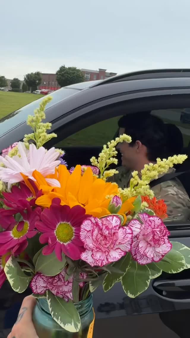 Ladies I couldn’t recommend this more🥹🩷 get that man some flowers Over on tiktok 100s people said “men don’t get flowers till their gone most the time” 🥺 NOT ROUND HERE PARTNER ! #hubby #flowers #forhim by @kaleiraelieroo