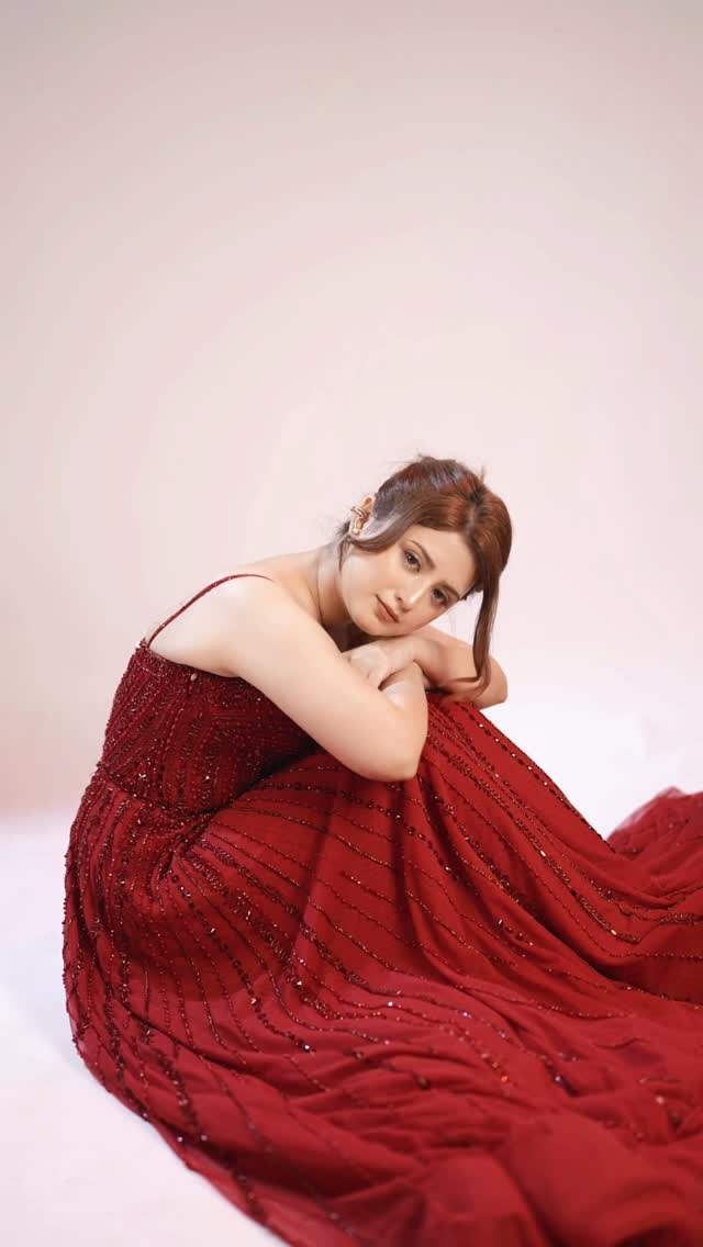 Aao huzoor tumko♥️

🎥: @focuswith.mk
Makeup: @glamtales_byzoyaaslam
Hair: @makeupby.roxie 
📍: @samstudios.in_