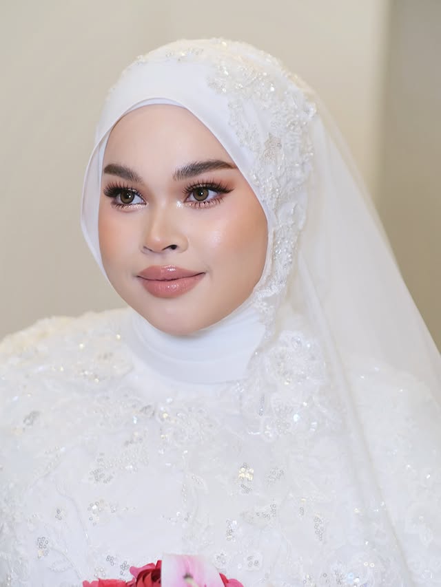 Beautiful Mallisa | ReceptionSlide last sekali tu masa nikah. Hehe🤍Cuba teka apa beza? HihiHijabstylist @shida.malek .#makeupbyazni #makeupartistmalaysia by @azni.hadi