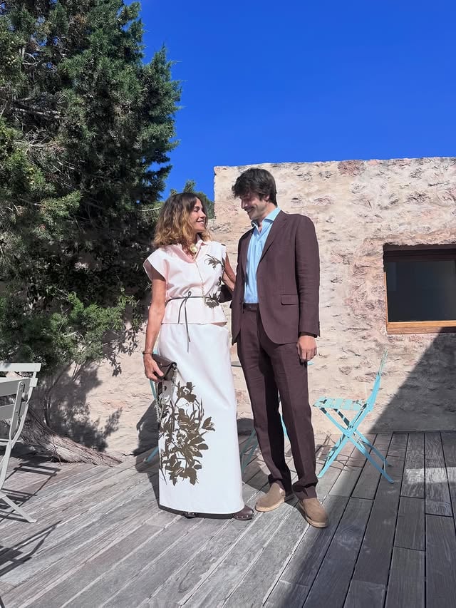 Scene da un matrimonio Formentera style  che mi e’ piaciuto tanto tanto . Che bello vedere due ragazzi iniziare la loro vita insieme  con lo scambio delle promesse e la fiducia nel futuro . 
A Federico e Liza,  e a tutti i giovani che arrivano a fare questo passo importante , quello di scegliere una persona per la vita ,  auguro tantissima felicità ❤️