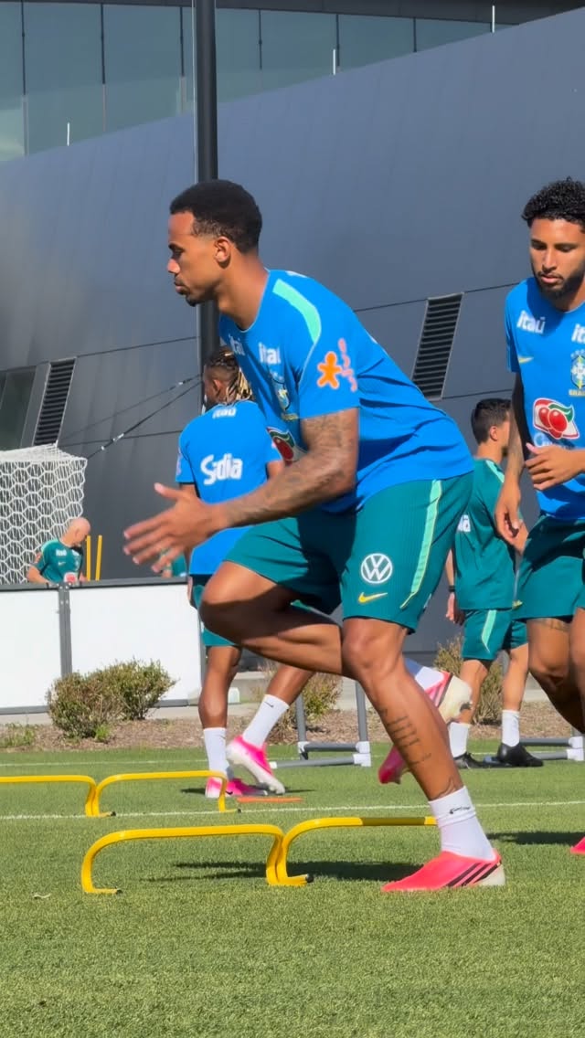 Seleção Brasileira de volta aos treinos após o amistoso com Egito. Vamos com tudo! 🇧🇷💛

#BateNoPeito 

🎥 Conteúdo produzido em conjunto com alunos @estacio_brasil | @Institutoyduqs