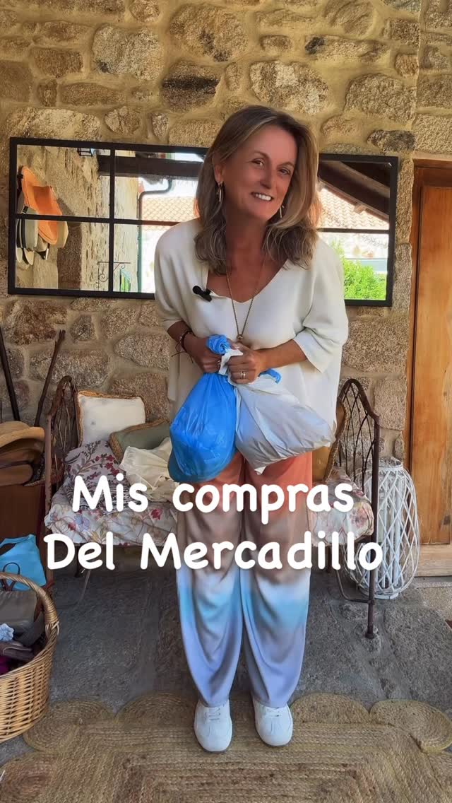 Aquí están  mis compras del mercadillo de Vilanova de Cerveira. Estoy encantada, los manteles son una maravilla y la chaqueta y la camisa me parecen ideales. Pero es que la chaqueta fue un flechazo total, súper original y va con todo
Que os parecen?

FELIZ TARDE AMIGAS❤️

#mercadillo #compras #shoping #haul #tryon #tryonhaul #style #stylediary #inspo #inspiração #inspiracion #inspiration #ootd #moda #modacasual #creadoradecontenido