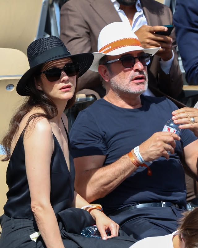 Ce week-end, les finales de Roland-Garros réunissaient vos stars préférées dans les tribunes. Cliquez sur le lien dans la bio pour voir toutes les images. #marioncotillard #adeleexarchopoulos #pierreniney #leaseydoux #rolandgarros by @vanityfairfrance