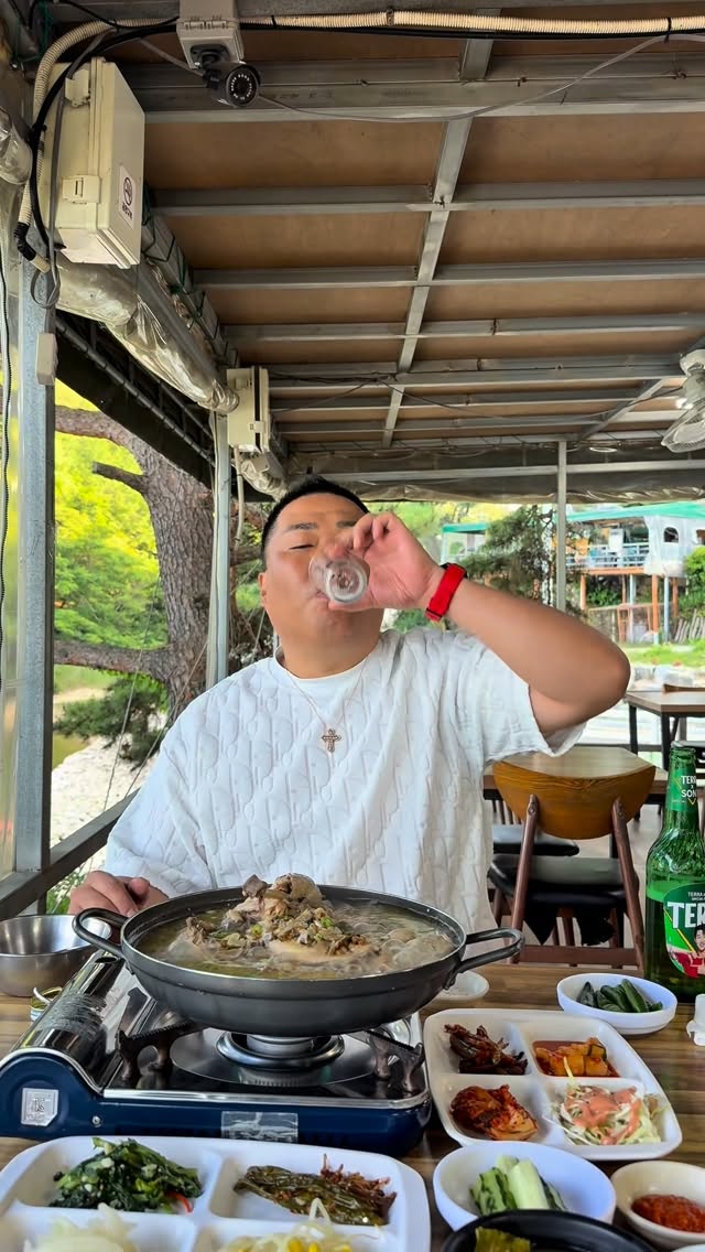 길수 먹방 입니다사랑하는 동생이랑 제가 좋아하는 오륜동 할매집에서닭백숙에 소맥 한잔 했습니다보들보들하이 쫄깃쫄깃 직이줍니다👍날씨도 좋고 백숙도 맛나고 다 좋습니다할매집 최곱니다👍"행님들 오늘도 화이팅 하시고 비도 촉촉하이 오는데시원하게 소주 한잔 하십쇼‼️#길수먹방#소주한잔#닭백숙#할매집 by @jeonggilsu