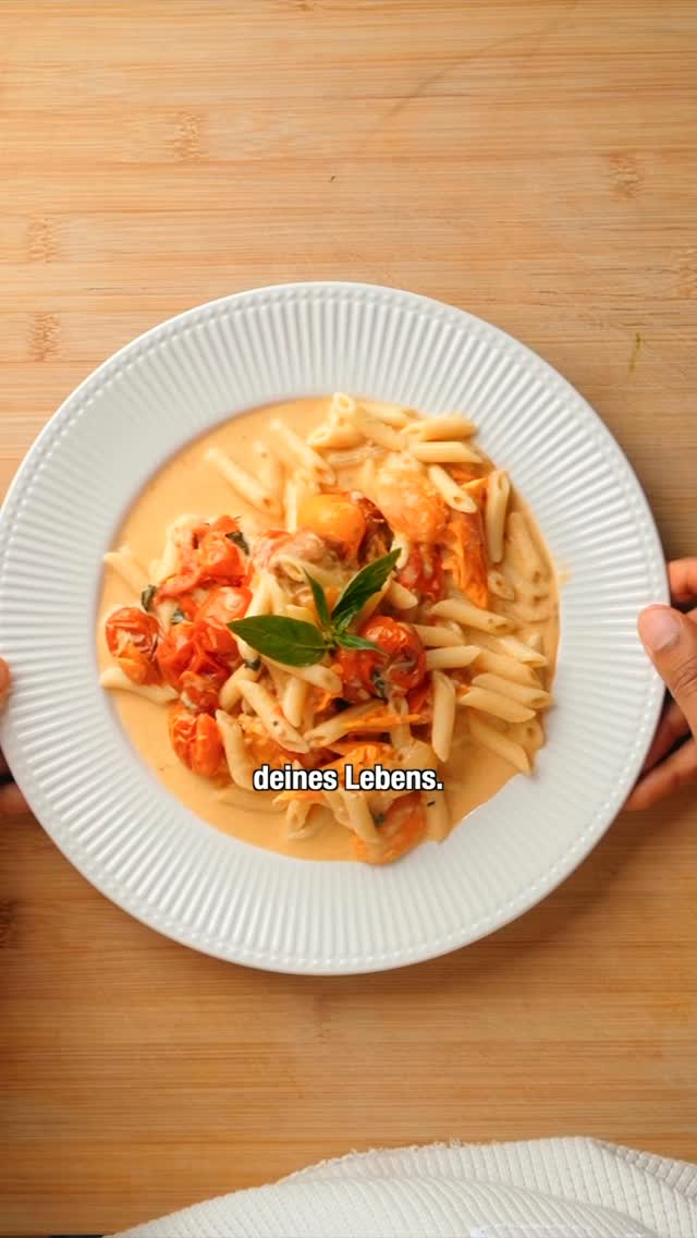 🍝 Sommerpasta – nur Ofen und Liebe.🍽️Portionen: 2 - 3 | 🔥Schwierigkeitsgrad: einfach📃ZUTATEN 750 g Cherrytomaten 3–6 Knoblauchzehen 2 EL Olivenöl 1 EL Ahornsirup oder Agavendicksaft Salz & Pfeffer 150 g vegane Creme 1 Handvoll frisches Basilikum, grob gehackt 2 EL Hefeflocken oder veganer Parmesan (für Umami) 300 g Pasta (z. B. Spaghetti, Linguine oder Rigatoni) 100–200 ml Pastakochwasser (zum Binden der Sauce)👨🏽‍🍳ZUBEREITUNG 1. Cherrytomaten & Knoblauch rösten: Backofen auf 220 °C Ober-/Unterhitze vorheizen. Cherrytomaten und Knoblauch in eine Auflaufform geben, mit Olivenöl, Salz, Pfeffer und optional Ahornsirup vermengen. Ca. 30–40 Minuten rösten, bis die Tomaten aufplatzen und leicht karamellisieren.2. Pasta kochen: Pasta in reichlich gesalzenem Wasser bissfest garen. 100–200 ml Kochwasser aufbewahren.3. Cremige Sauce mixen: Geröstete Tomaten und Knoblauch in eine große Schüssel geben. Vegane Creme, Basilikum, Hefeflocken und etwas Zitronensaft hinzufügen. Alles grob mit einer Gabel oder einem Kartoffelstampfer zu einer cremigen Sauce verarbeiten. Mit Salz und Pfeffer abschmecken.4. Pasta untermischen: Frisch gekochte Pasta direkt in die Sauce geben. Etwas Pastawasser hinzufügen und alles gut verrühren, bis die Sauce schön cremig ist.5. Anrichten: Pasta auf Tellern anrichten und mit frischem Basilikum oder veganem Parmesan toppen. by @veganewunder
