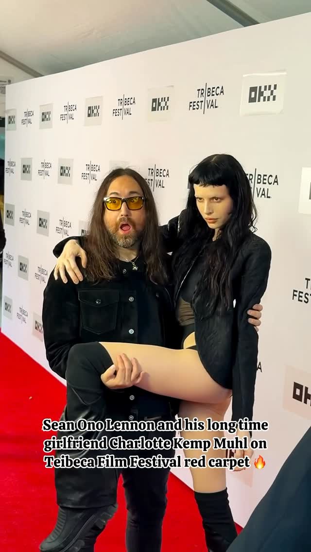A short masterclass from Sean and Charlotte on how to pose on the red carpet 😄❤️

#seanonolennon #seanlennon #charlottekempmuhl #celebeirycouple #johnlennon