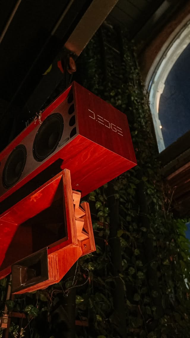 A marca registrada de @mau_festa_ é esperar o inesperado. Aquela sensação gostosa de não saber o que vem a seguir, mas tendo certeza que vem coisa boa 🤝No dia 13.JUN, recebemos @cacal_ts b2b @ponkan_______ , @mau_lopes_ & @calstropicals para uma noite que passeia por diferentes vertentes da música eletrônica. Preparados? ;) Compre agora pelo link da BIO by @dedgeclubrio