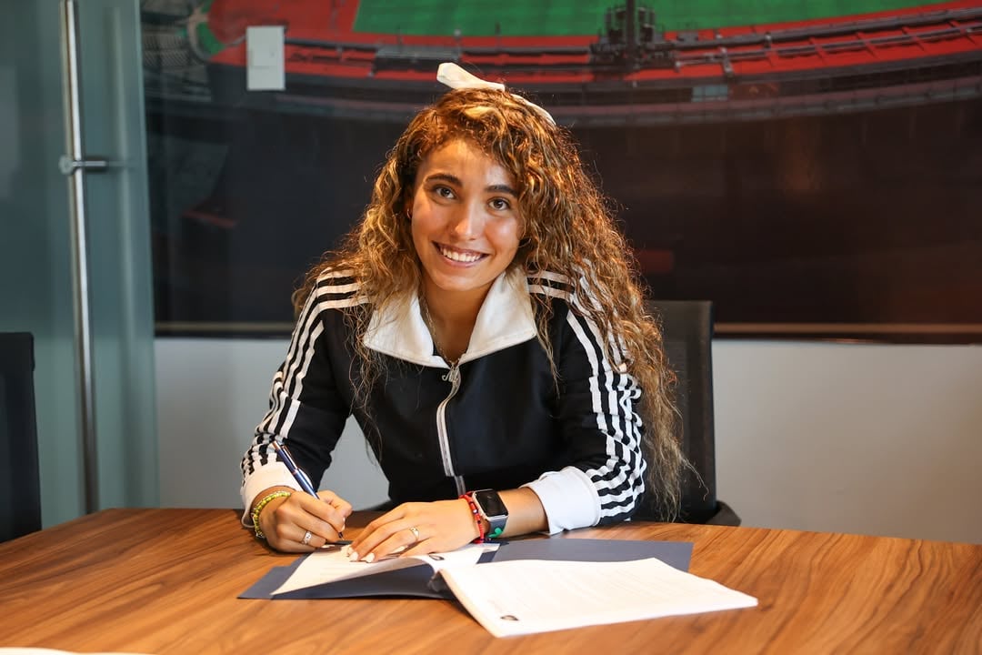 Mar Moya ha extendido su vínculo con el Club Universidad Nacional para seguir defendiendo estos colores bajo los tres palos. 🧤🐾 Leonardo Cuéllar, coordinador de desarrollo del futbol femenil, estuvo presente la firma de renovación. ✍️#UnidosPorLaHistoria by @pumasmxfemenil