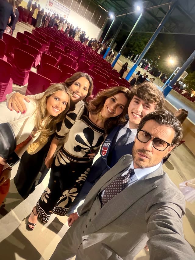 Hoy celebramos el final de una etapa y el comienzo de otra.✨
Juan Rodrigo, estoy orgullosa de tus logros, pero mucho más de la persona que eres. Noble, bondadoso, divertido y con un corazón enorme. Desde pequeño has tenido una mirada especial para observar el mundo y una habilidad única para sacar una sonrisa a los demás, con ese sentido del humor tan tuyo y esa facilidad para imitar a cualquiera que se cruce en tu camino.
Siempre sabes encontrar la manera de hacerme reír, incluso cuando más enfadada estoy. Quizá por eso tu hermana dice que eres mi debilidad.
Hoy doy gracias a Dios por ti, por los valores que te acompañan y por la familia que nos rodea, compartiendo momentos tan especiales como este junto a tu madrina, Maica.
Empieza una nueva etapa. Vívela con ilusión, sueña en grande y trabaja por todo aquello que deseas. Y recuerda siempre quién eres, de dónde vienes y los valores que te han traído hasta aquí. Porque, pase lo que pase, eso será siempre lo más importante.
#alzalamirada #graciasseñor🙏🏽❤️
