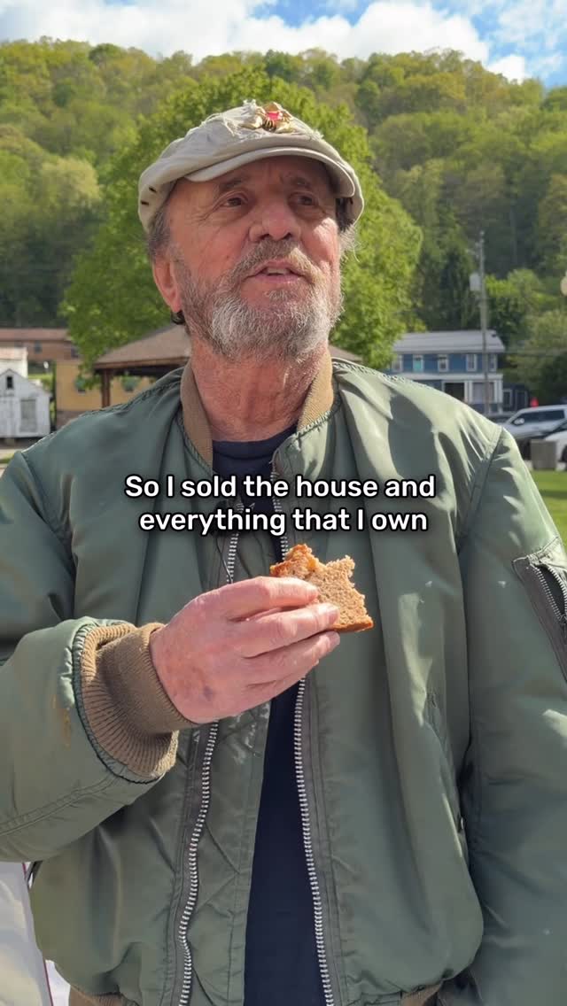 “This veteran lost his wife, house and everything he had. Now he’s fighting lung cancer” 😭💔 (donate in bio) (39/50- West Virginia) #kindness #veteran