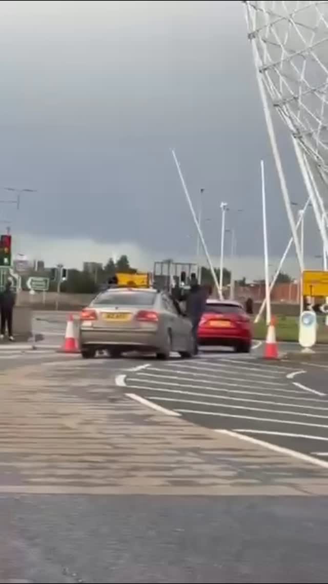 📸: UPDATE - Checkpoints have been established by Irishmen protestors in various places. This particular checkpoint is at a round-about near Falls Road. Protests continue, several fires seen from the sky.