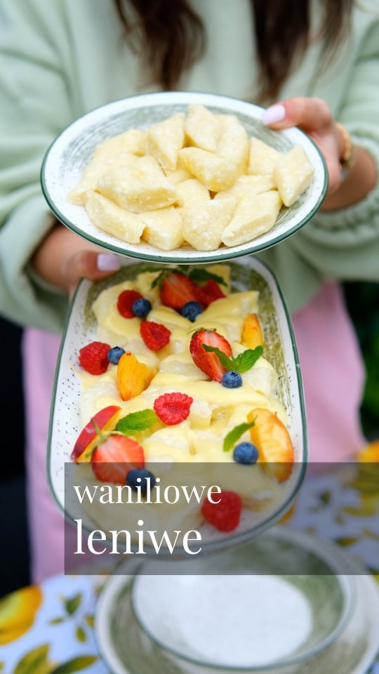 Leniwe kluseczki gotowe w 5 min! Ale dzisiej w wyjątkowej wersji z domowym sosem waniliowym 😋🥰🍓.Kluski:450 g twarogu półtłustego 1 jajko Szczypta soliCzubata łyżka skrobi5 łyżek mąki pszennej Twaróg z jajkiem rozgnieść widelcem, dodać pozostałe składniki i zagnieść szybko i sprytnie kulę ciasta. Podzielić na 4 i delikatnie podsypując mąką formować wałeczki, spłaszczyć je i kroić na ukos. Wrzucać partiami na gotującą się osoloną wodę i gotować od wypłynięcia ok 3min.Sos waniliowy:125ml mleka125 ml śmietanki 30%Łyżka pasty waniliowej 3 żółtka 3 łyżki cukru Podgrzewamy mleko, śmietankę i pastę niemal do zawrzenia. W misie miksujemy żółtka z cukrem na jasny, puszysty kogel mogel. Wlewamy cienkim strumieniem mleko ze śmietanką, cały czas mieszając i z powrotem przelewamy do rondla, teraz na minimalnym ogniu cały czas mieszając aż do lekkiego zgęstnienia. Studzimy sos do podania i polewamy nim kluseczki.#leniwe #kluski #soswaniliowy by @obiaddlataty