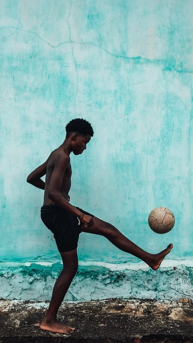 A CBF lançou o projeto 26 Ruas, um filme e um livro que resgatam as origens dos 26 convocados da Seleção Brasileira para a Copa do Mundo. As obras revisitam as ruas, bairros e campinhos onde os atletas deram seus primeiros dribles e marcaram seus primeiros gols, destacando a importância do futebol de rua na formação dos craques brasileiros.

A iniciativa emocionou jogadores e reforçou a conexão entre as raízes, a infância e a trajetória até o mais alto nível do futebol mundial. 

O projeto foi produzido pelo fotógrafo Sam Robles e pelo diretor Ulisses Neto, que percorreram os 26 primeiros campos de futebol dos convocados ao longo de um mês e meio. O material ressalta também as diferentes paisagens do Brasil e desta convocação da Amarelinha, que conta com representantes das cinco regiões do país. 🇧🇷⚽